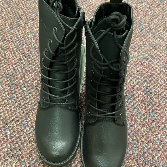 Essentials, women’s Collins Combat Boot. Black 8.5 - Picture 2 of 6